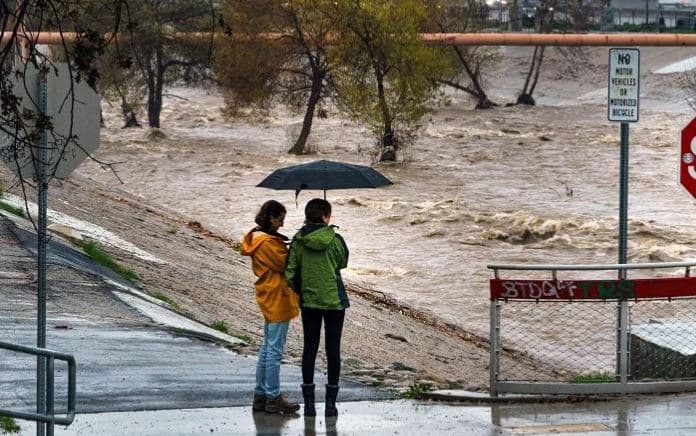 Kalifornia në gjendje emergjence, 19 të vdekur nga përmbytjet, banorët po përgatiten për stuhi të tjera