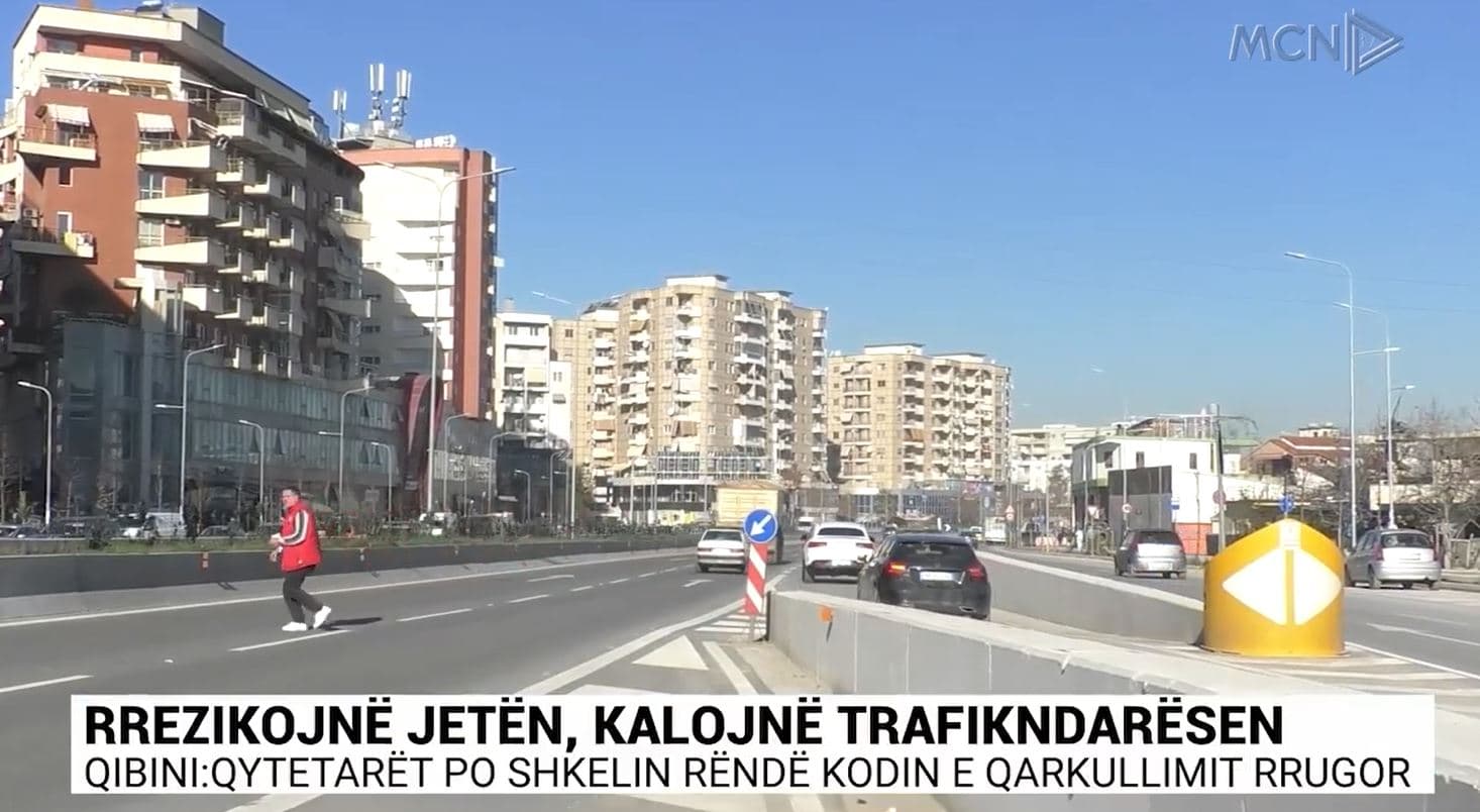 Rrezikojnë jetën, kalojnë trafikndarësen (VIDEO)