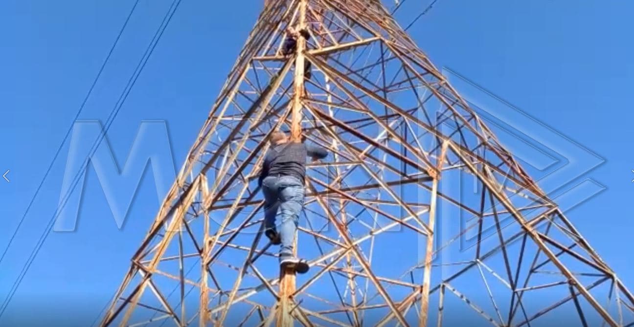  Përshkallëzohet protesta e banorëve të Bërxullës, kërcënojnë se do hidhen nga shtylla e tensionit të lartë (VIDEO)