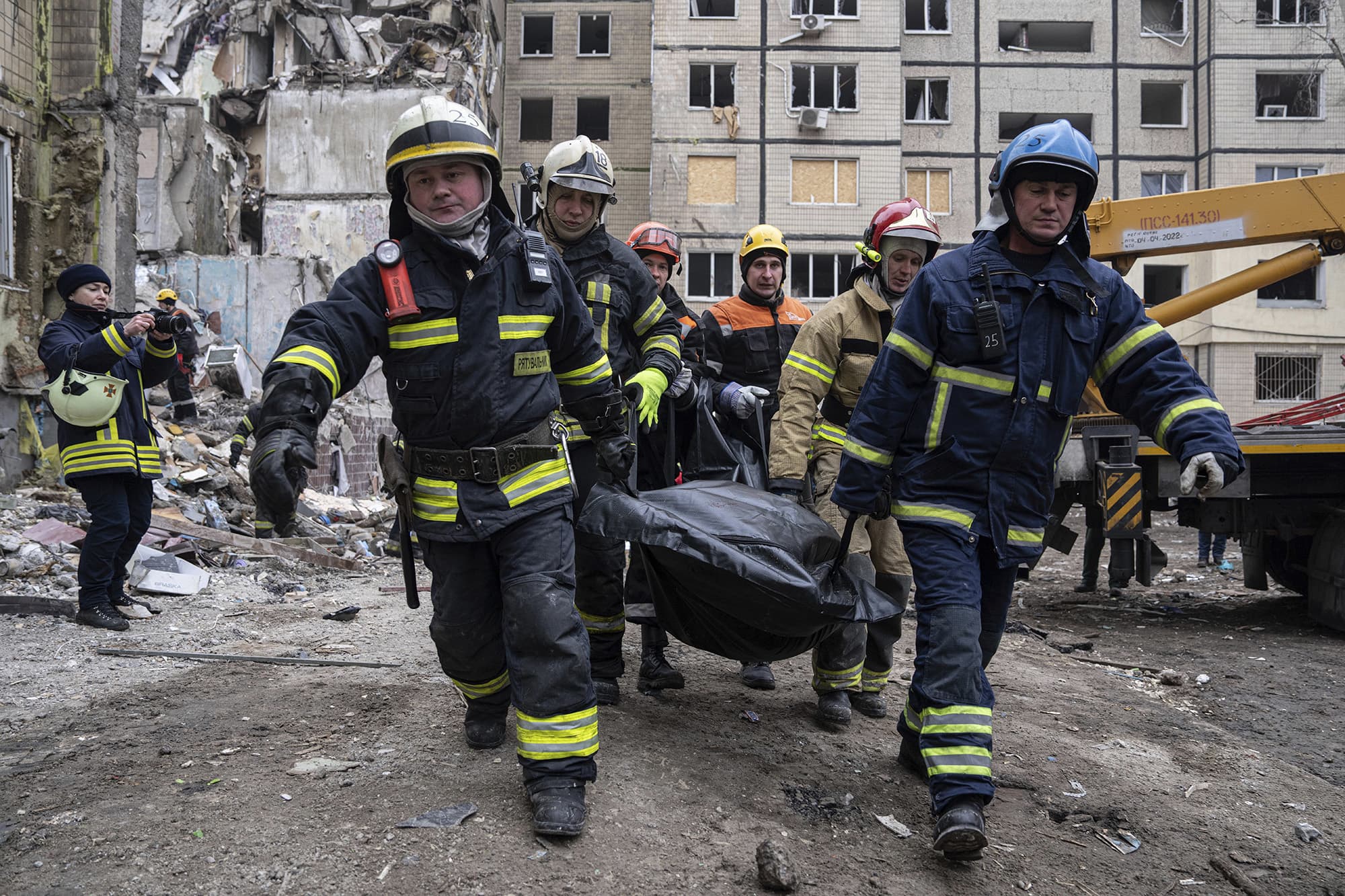 Vdiqën 40 persona, Ukraina konfirmon sulmin rus mbi ndërtesën e banimit në Dnipro