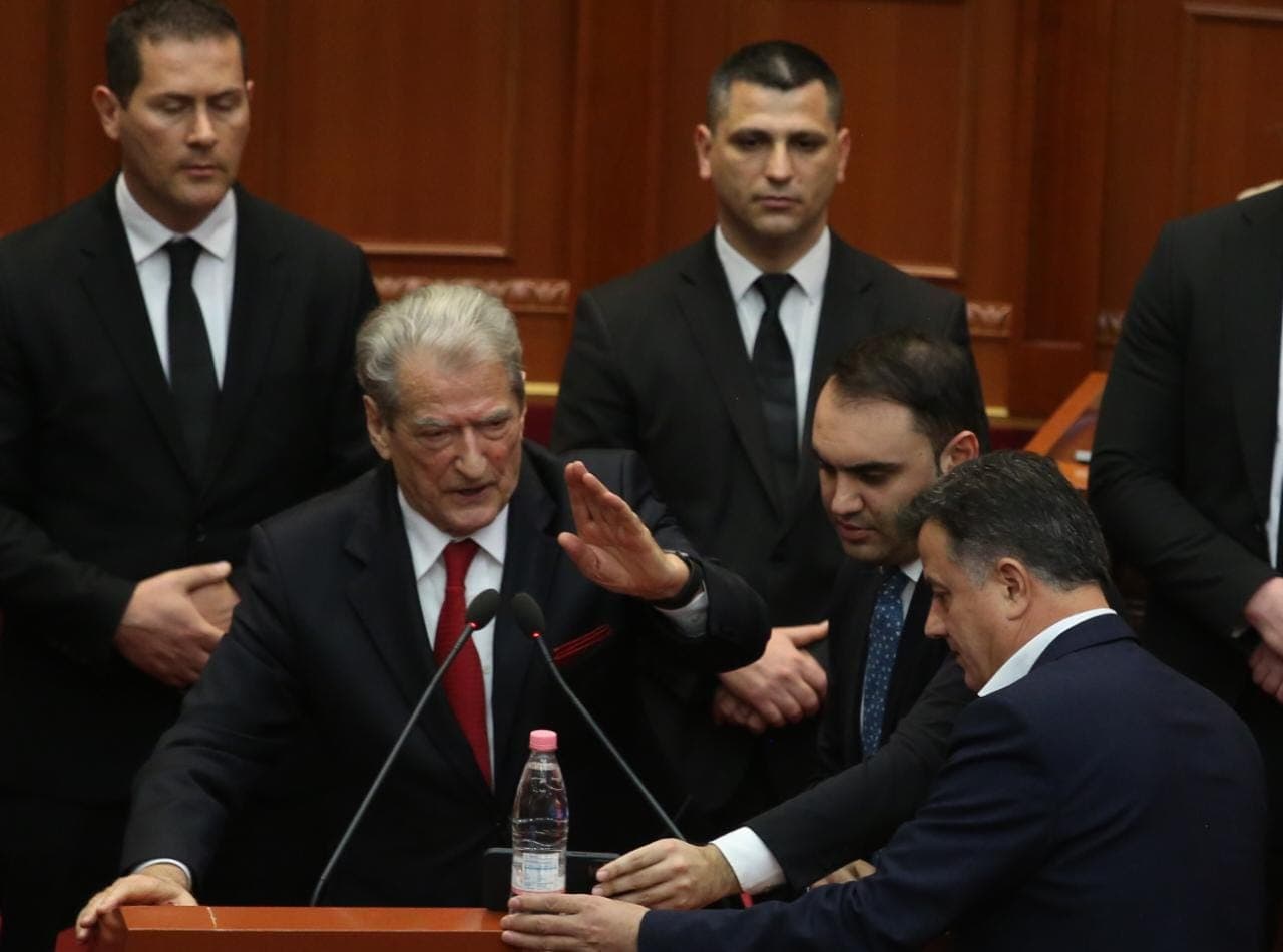 'Kaos' në parlament, Berisha bllokon foltoren: Tregoni të kujt janë 400 mijë eurot që ju gjetën Rozetës?
