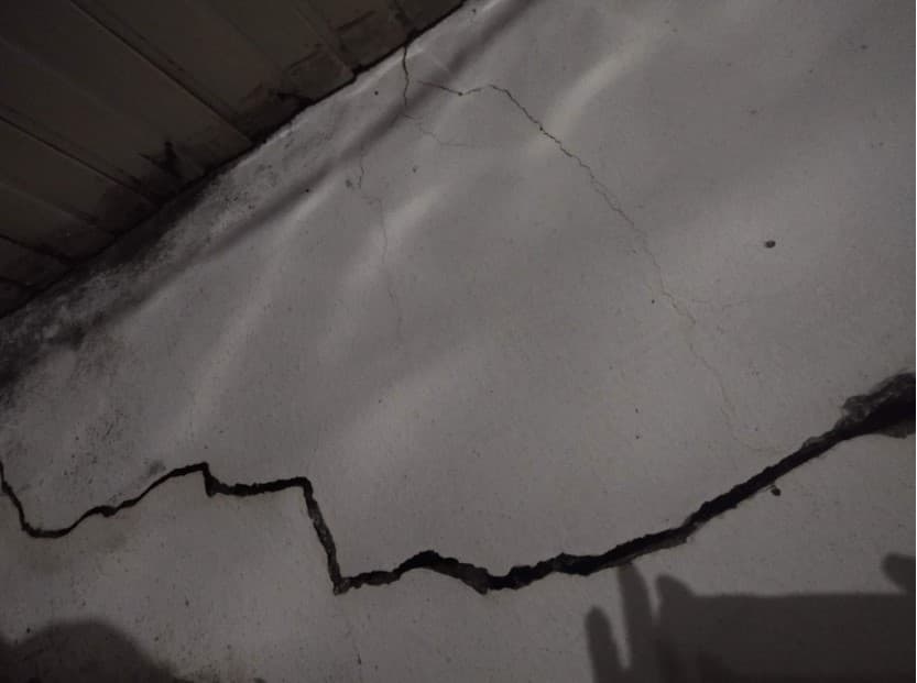Tërmeti dëmton shtëpitë në Klos (FOTO)