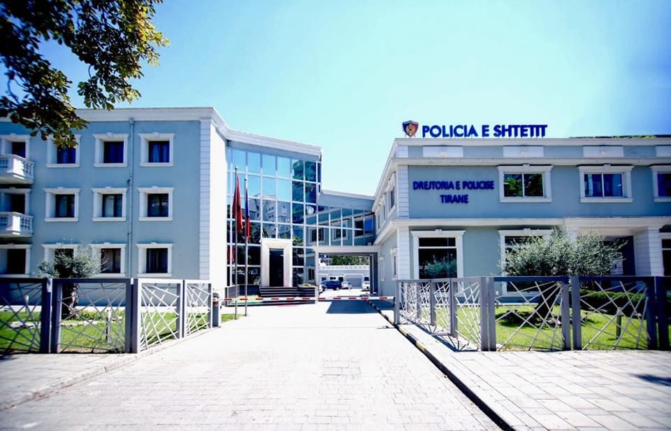 Vodhën një person në qendrën tregtare, vihen në pranga dy persona në Tiranë 