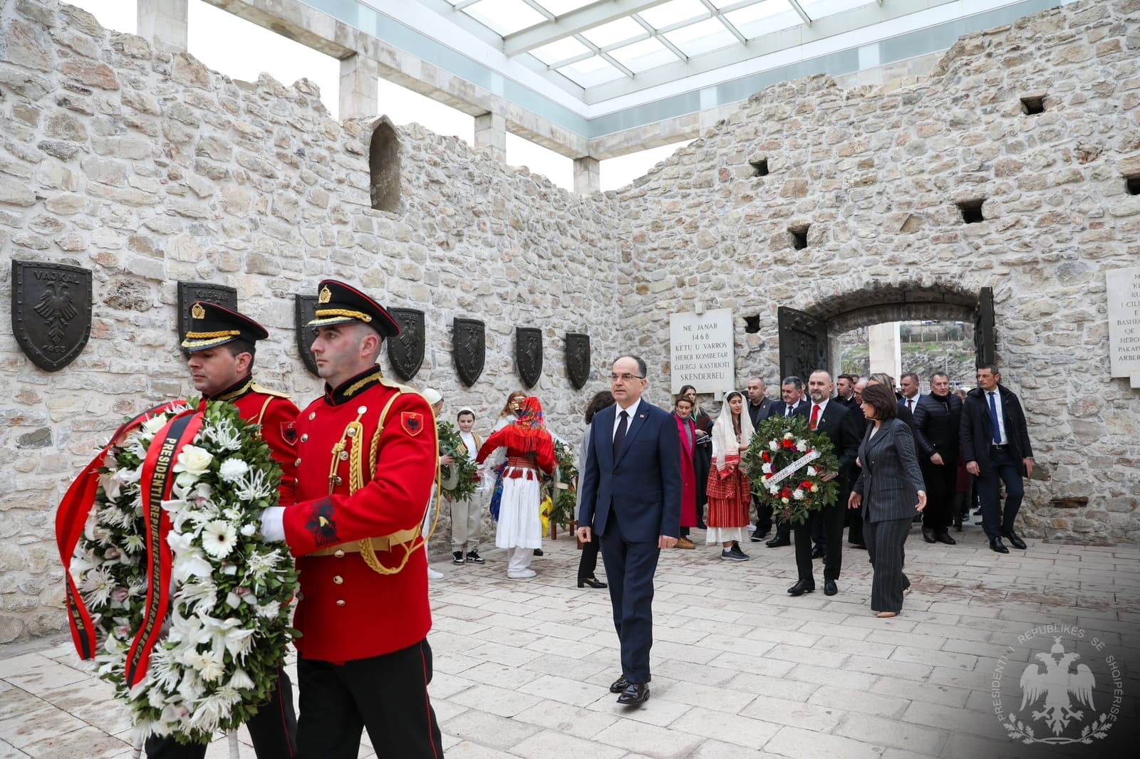 555 vjetori i vdekjes/ Presidenti Begaj vendos kurorë në Memorialin “Skënderbe”