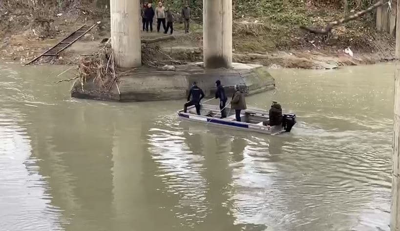 Asnjë gjurmë nga zhdukja e 26-vjeçarit, sot kërkimet në lumin Seman me skaner