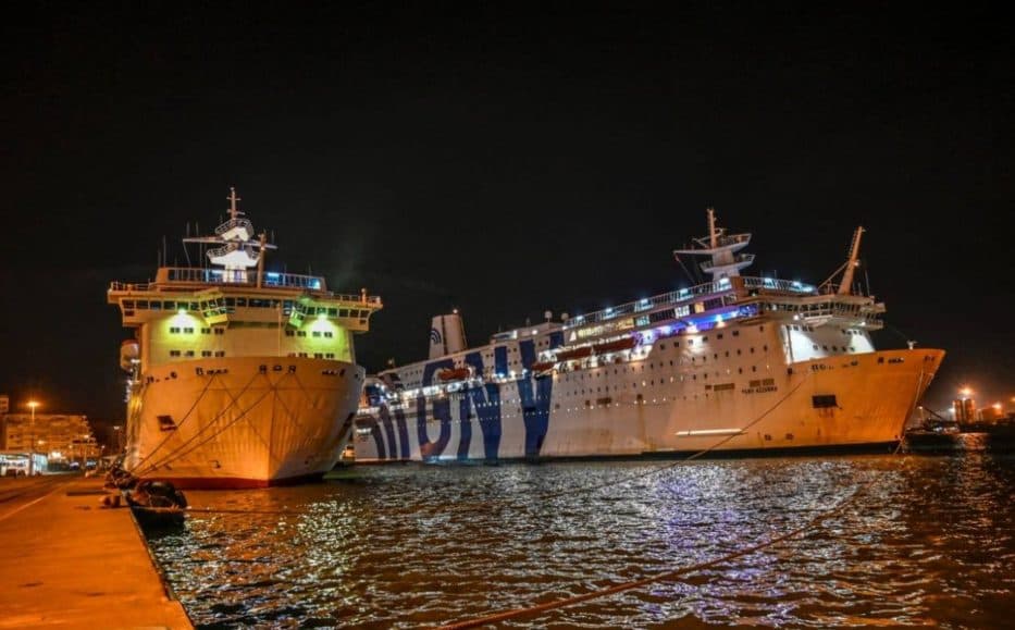 Moti i keq/ Anulohen lundrimet nga porti i Durrësit drejt Italisë