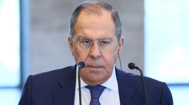 Lavrov: Bisedimet e paqes me Zelenskyn përjashtohen