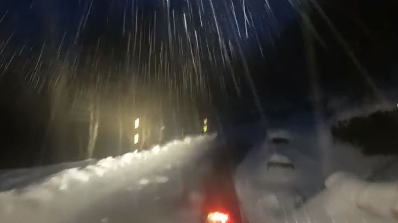 Shi dhe dëborë në Bogë-Theth/ ARRSH, drejtuesve të mjeteve: Duhen goma dimërore dhe zinxhirë