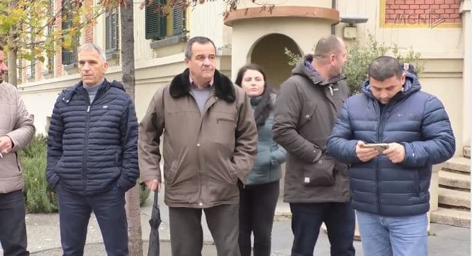 Banorët e ‘5 Majit’ protestë para bashkisë. Mbushet viti, Veliaj nuk mban premtimin