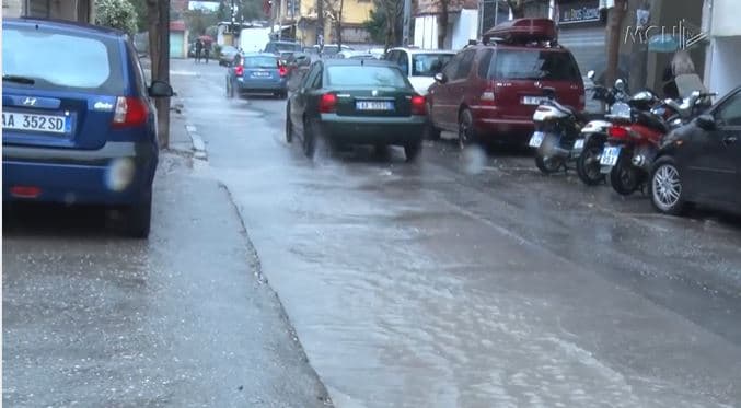 Përmbytje sa herë ka reshje, rruga “Tefta Tashko Koço” pa kanale kullimi