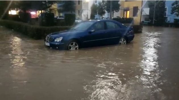 Përmbyten nga uji rrugë dhe lagje në Lezhë, probleme dhe me furnizimin me energji