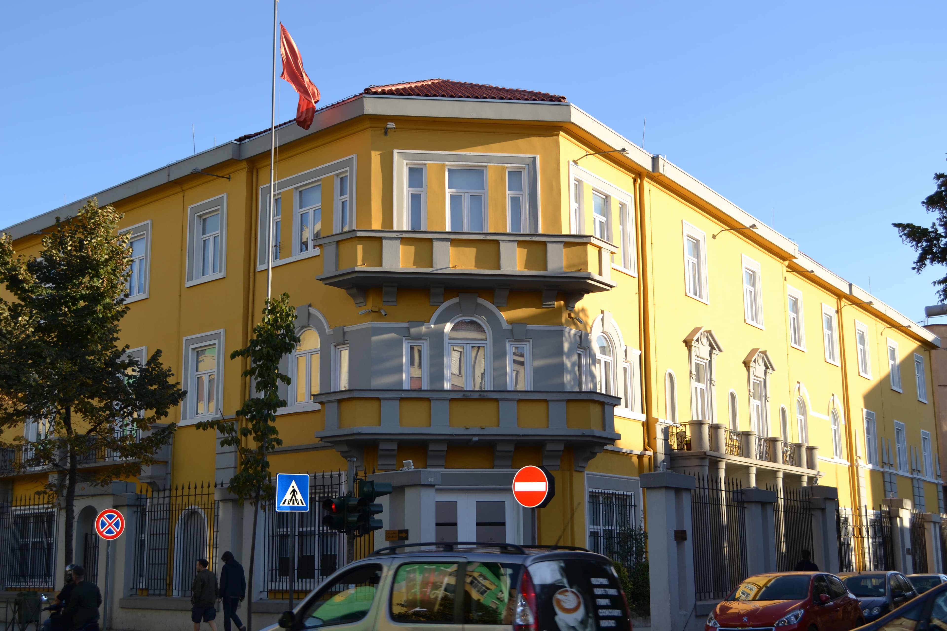 Situata me reshjet e rënduara/ Ministria e Arsimit ndërpret mësimin në 56 shkolla të vendit