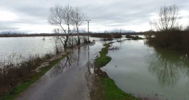 Moti i keq në Shkodër/ Rreth 2 mijë hektarë tokë nën ujë, disa zona pa energji