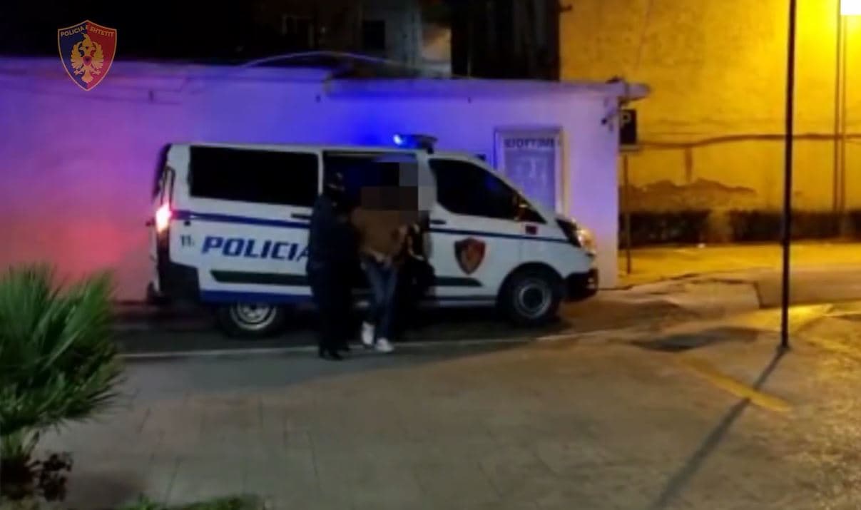 Djegia e disa automjeteve në Vlorë, 1 i arrestuar dhe 4 të shpallur në kërkim