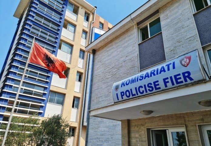 Djali rrah babain, një tjetër nënën/ Arrestohen dy të rinj në Fier
