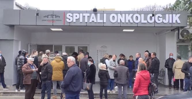 Pritje dhe dyndje pacientësh në QSUT. Qendra e Konsultave dhe Onkologjiku, të mbipopulluara