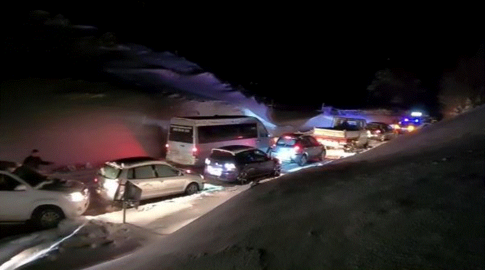 Dëbora mbulon Rrugën e Arbrit, bllokohen qindra automjete