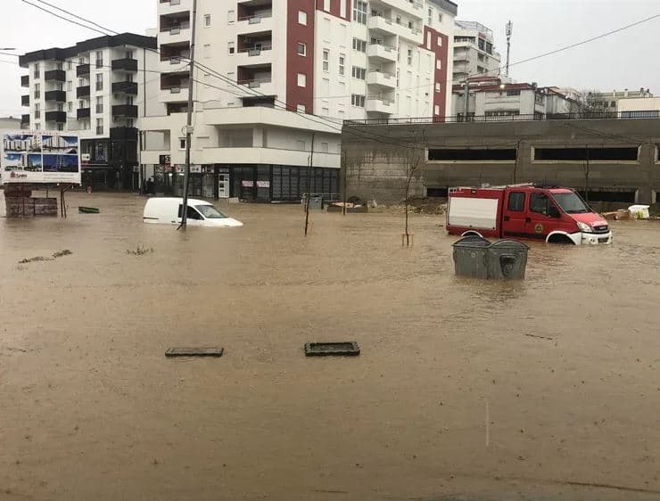    Përmbytjet në Kosovë/ MB: Uji po largohet me pompa nga shtëpitë dhe zonat e vërshuara
