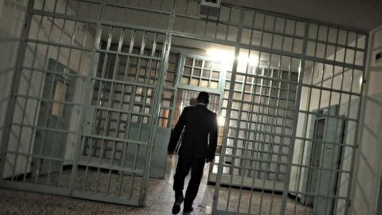 Tentoi të fuste lëndë narkotike në burgun e Drenovës, arrestohet punonjësi i policisë