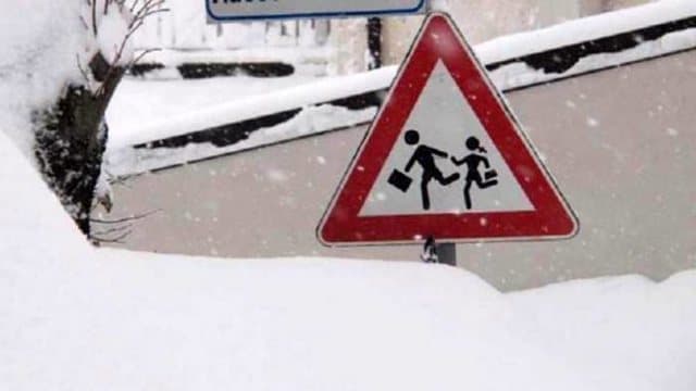 Moti i keq/ Kushi: Reshjet e dëborës lënë pa mësim 13 shkolla të Shkodrës
