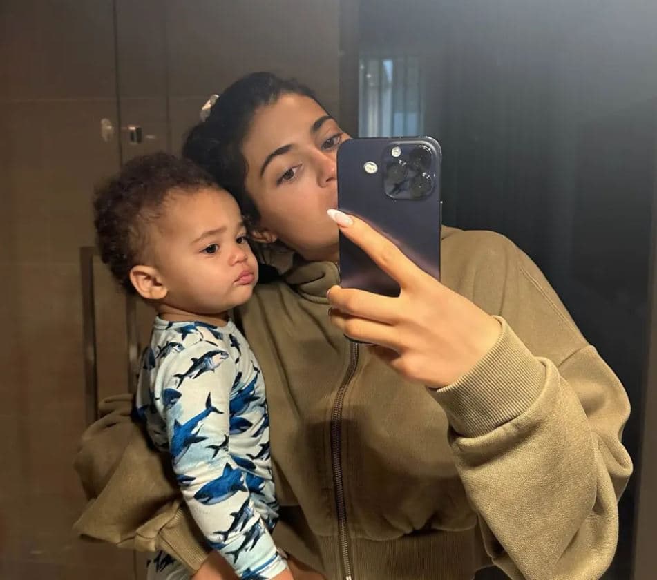 Kylie Jenner zbulon për herë të parë portretin e djalit të saj dhe ndan me publikun emrin e tij të ri