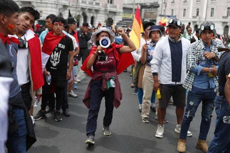 Protestat në Peru, arrestohen mbi 200 studentë brenda një Universiteti