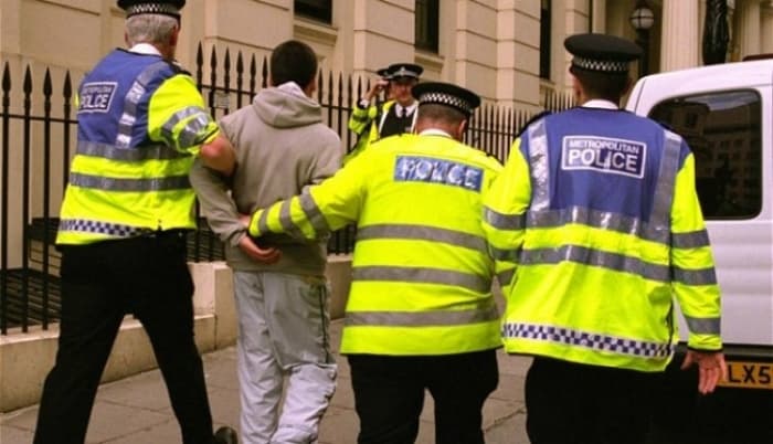 Shkoi në Britani me gomone, 20-vjeçari shqiptar arrestohet në shtëpi bari