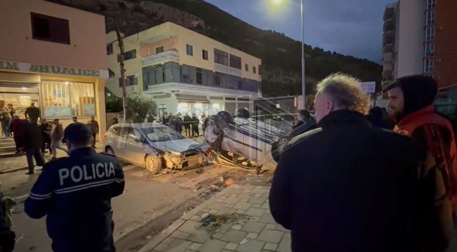Aksident i trefishtë në Lezhë/ Makina përmbyset në rrugë, plagosen dy persona