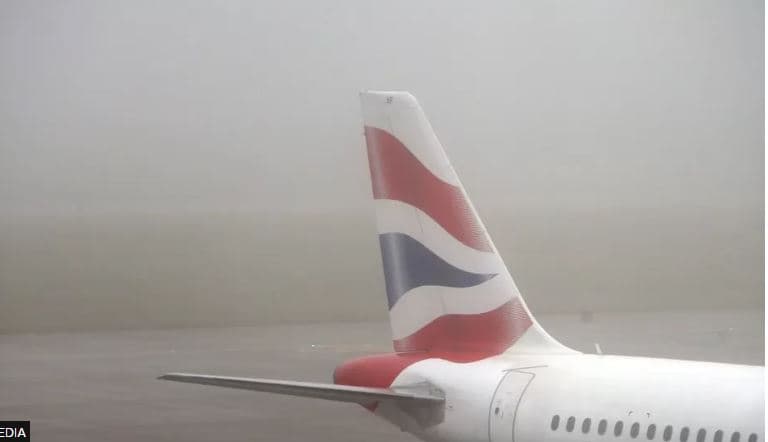 Mjegulla e dendur anuloi rreth 80 fluturime në aeroportin e Londrës