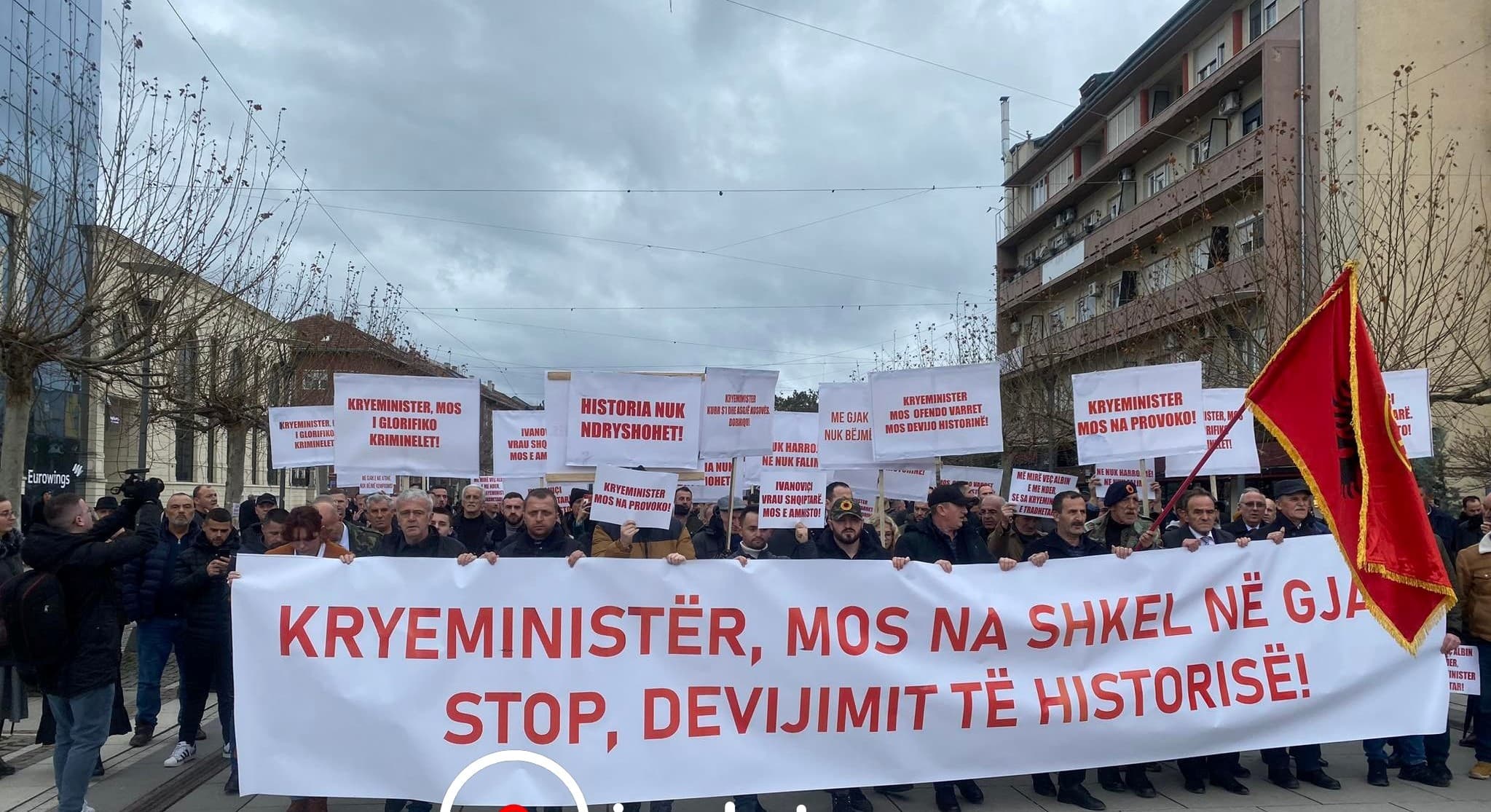 Deklaratat e Kurtit për Ivanoviçin/ Protestojnë fëmijët e dëshmorëve të UÇK-së: Mos na shkel në gjak! 