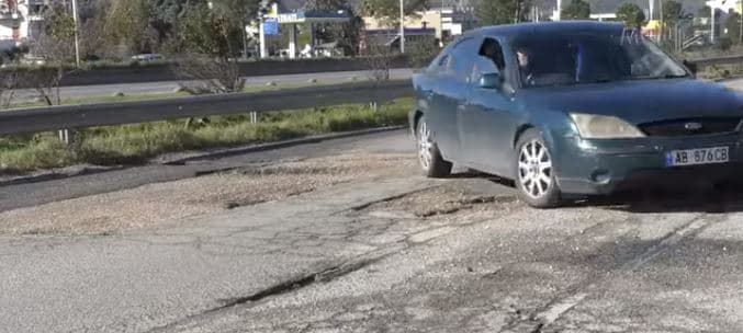 Gropa dhe mungesë sinjalistike. Rruga dytësore që të çon në Durrës, burim aksidentesh
