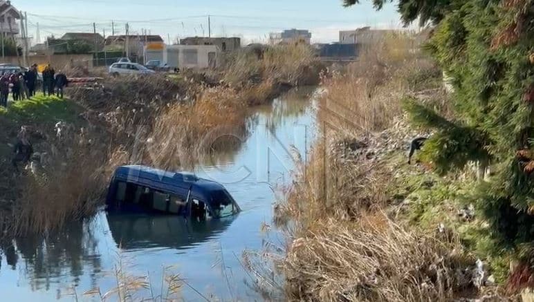 Lezhë/ Fugoni bie në kanal, shoferi kishte harruar t'i vendoste frenat (VIDEO)