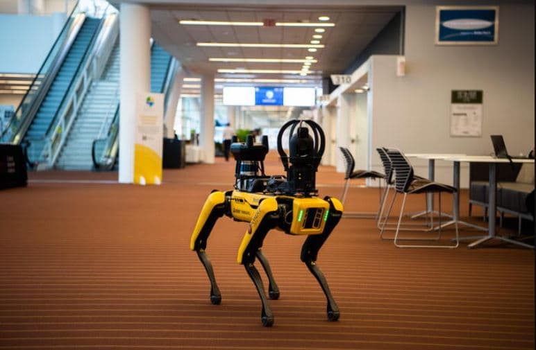Roboti humanoid Atlas mëson të punojë në një kantier ndërtimi