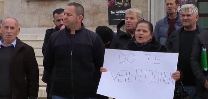 Bërxulla, protestë poshtë zyrës së Ramës. Në ditën e 115 të tubimeve, banorët pa zgjidhje