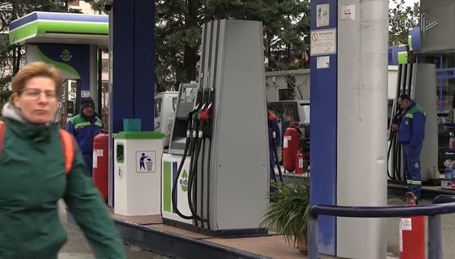 Bordi shtrenjton sërish karburantet. Qytetarët e indinjuar: Kemi një qeveri hajdutësh