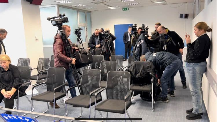 Gazetarët në Kosovë bojkotojnë mbledhjen e qeverisë: Vonohen pa arsye