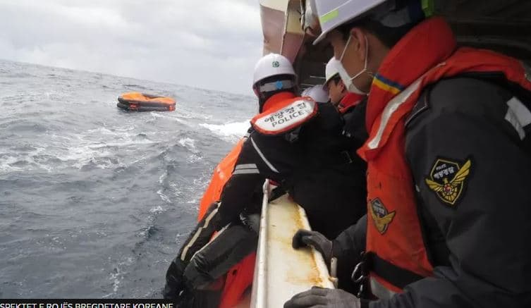Fundoset një anije mallrash në brigjet e Japonisë, raportohet për 8 të vdekur