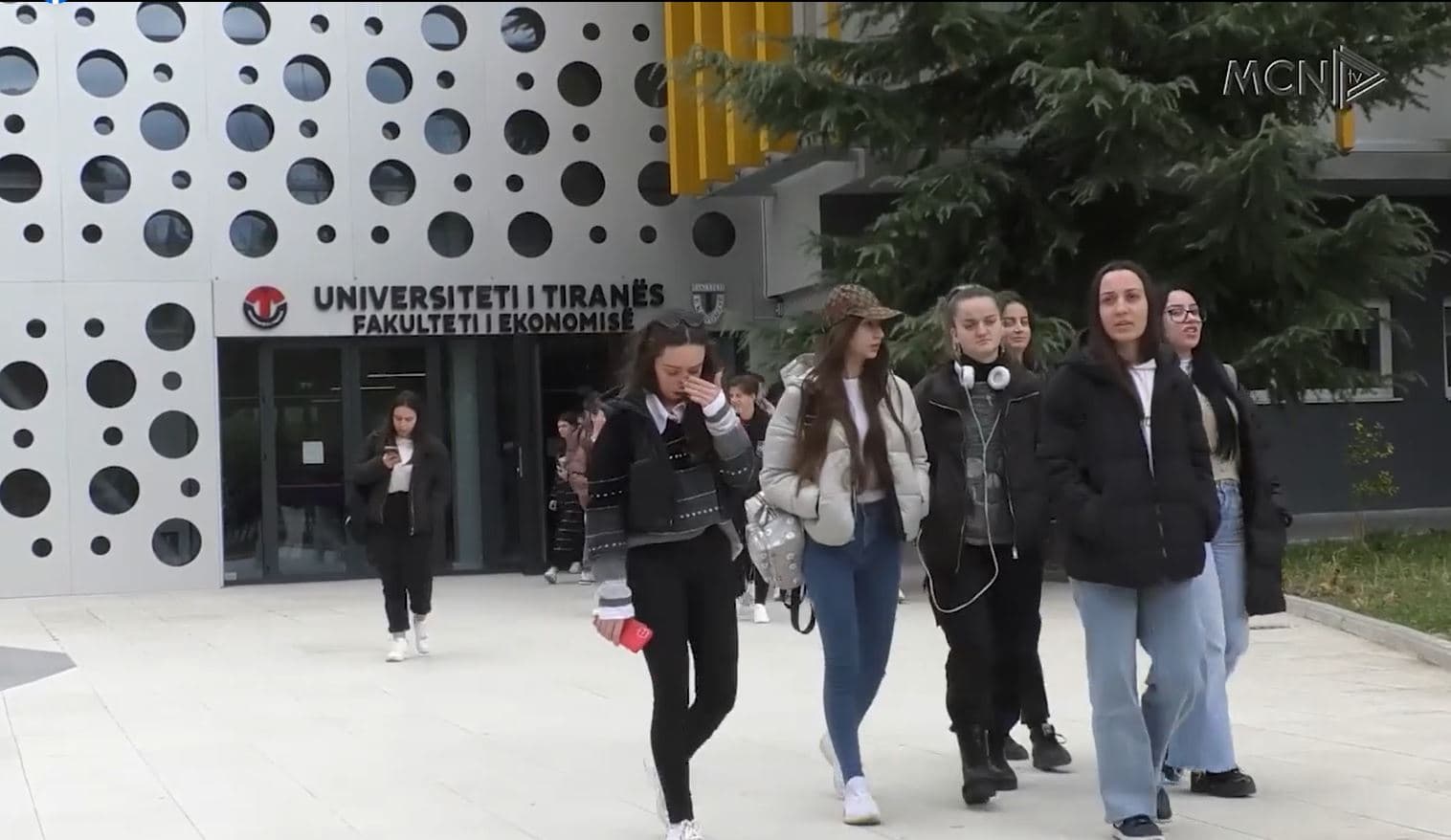Studentët, 4 muaj pa marrë bursat/ Viti i tretë që përballen me vonesa (VIDEO)