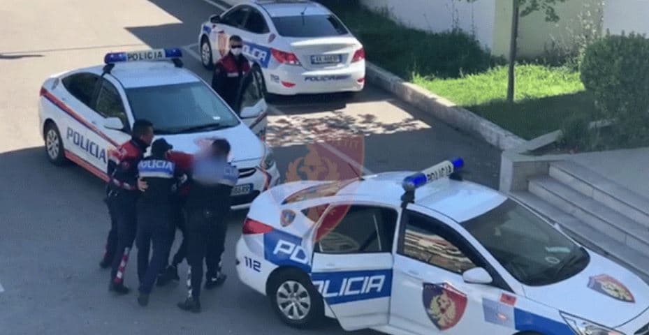 Tiranë/ Goditën me thikë një person, arrestohet 27-vjeçari, në kërkim bashkëpunëtori