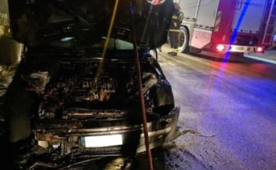 Tiranë, përfshihet nga flakët një makinë në parkingun e një qendre tregtare