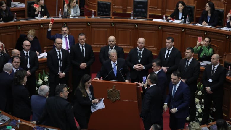 Përjashtohen nga Kuvendi për 10 ditë pesë deputetë të PD-së