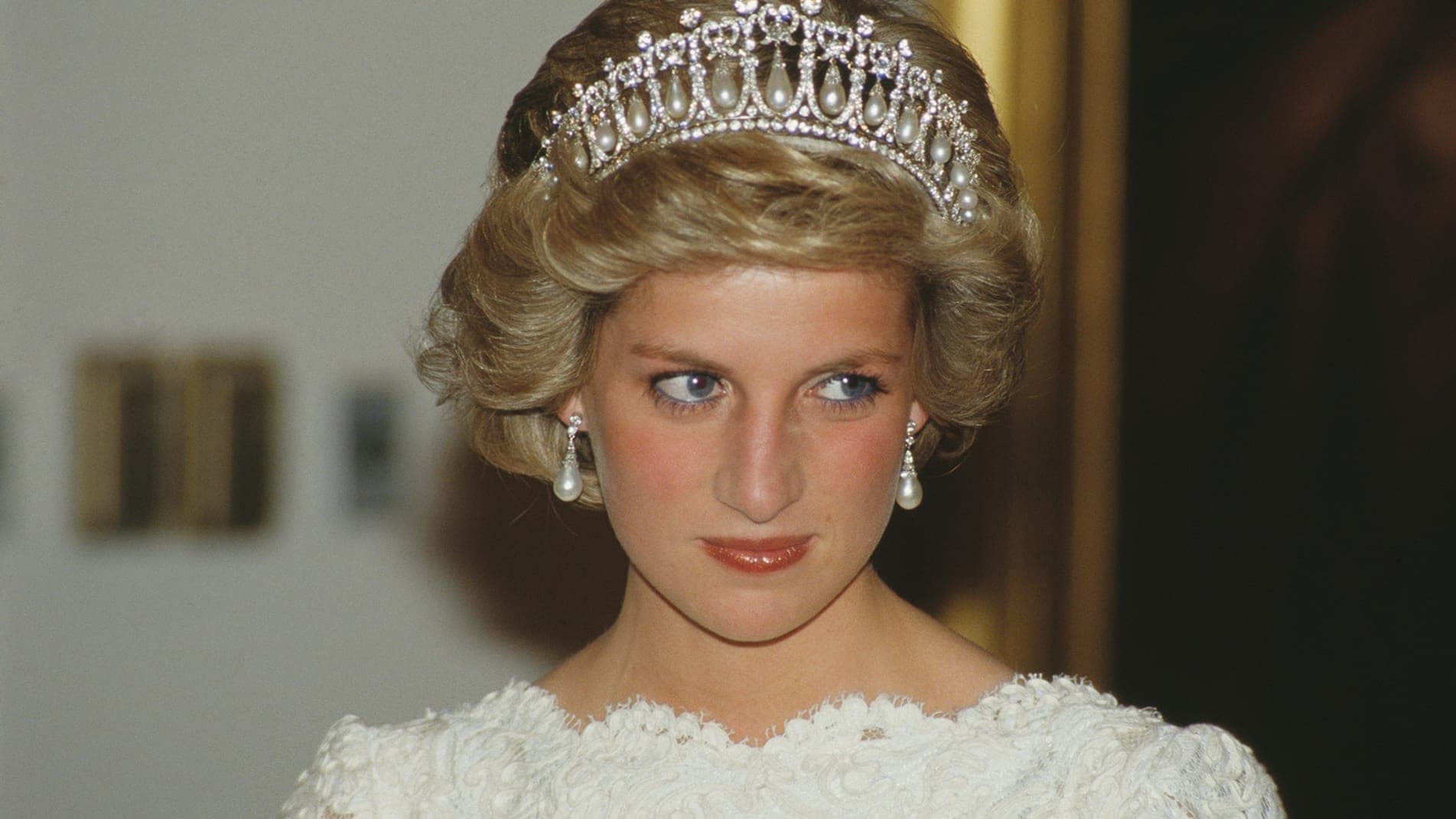 Një nga fustanet ikonikë të Princeshës Diana shitet për 604,800 dollarë