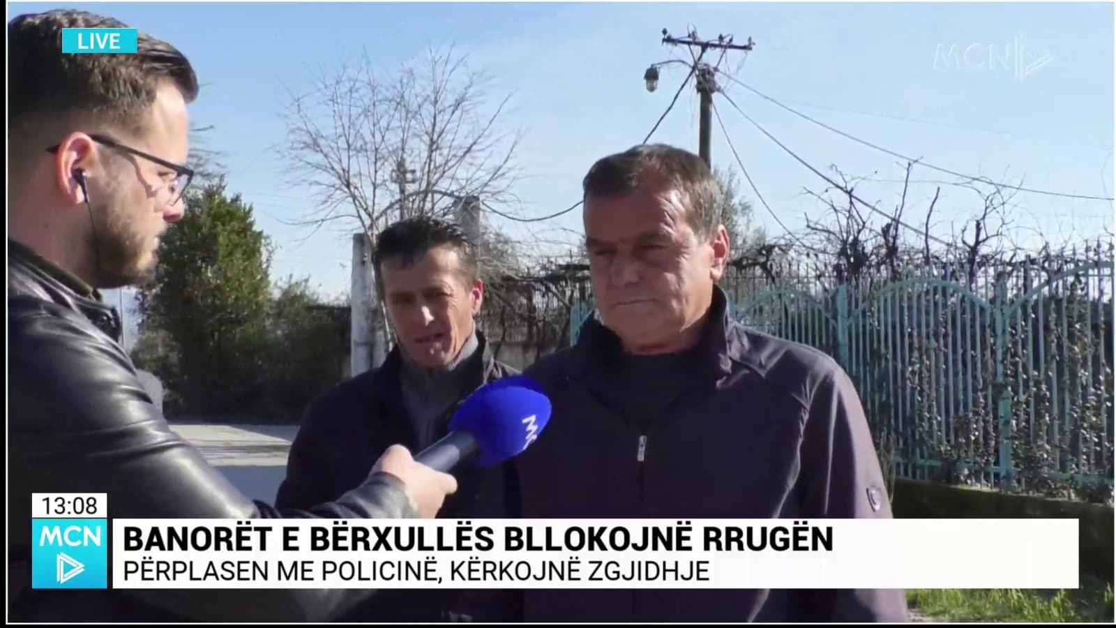 Banorët e Bërxullës bllokojnë rrugën dhe përplasen me policinë/ Koni: Shteti për ne është i vdekur! (VIDEO)