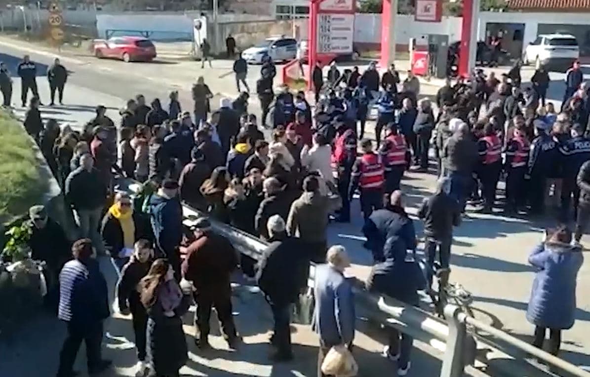 Elbasan, protestë për një nënkalim/ Aksi rrugor i mori jetën 7 personave në pak ditë (VIDEO)