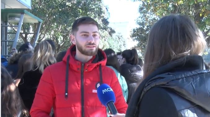 Radhë të gjata për abonetë. Studentët: Na i kërkojnë të dyja, edhe kartën e studentit