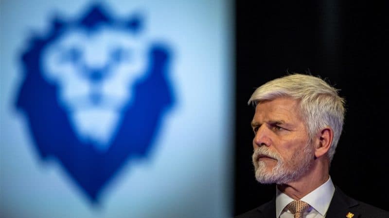 Presidenti i ri çek telefonon homologen tajvaneze, reagon Kina