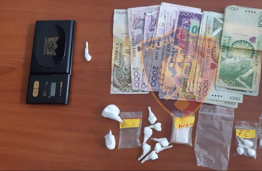 Shpërndante drogë të fortë në doza, pranga një personi në Berat 