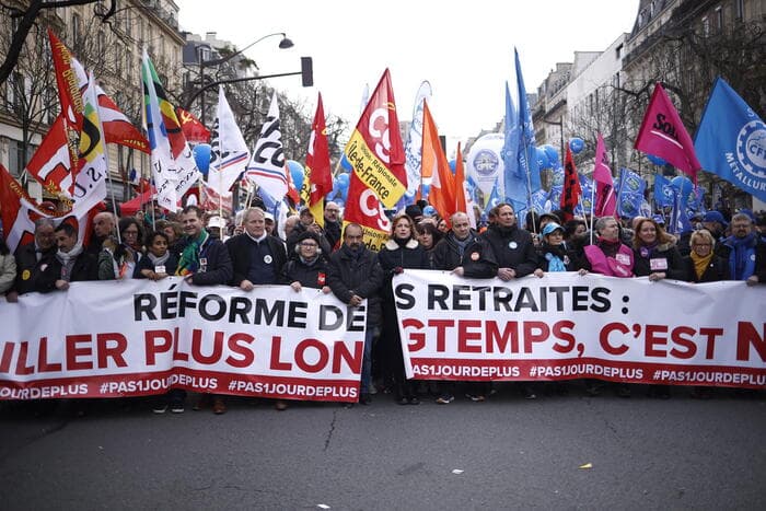 Francezët sërish në sheshe, kundërshtojnë me protesta rritjen e moshës së pensionit