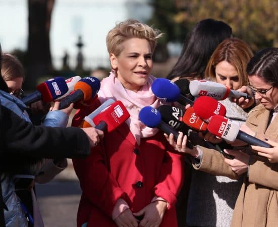 “McGonigal”/ Kryemadhi paralajmëron fakte të reja: Qindra miliona para të shqiptarëve iu dhanë ish-zyrtarit të FBI