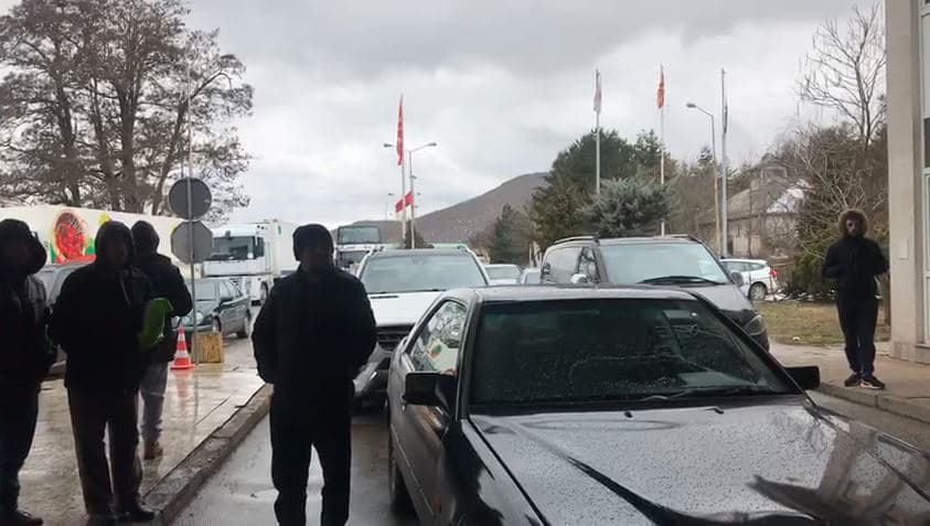 Bie sistemi në të gjithë pikat e kalimit kufitar me Maqedoninë e Veriut, dhjetëra mjete të bllokuara